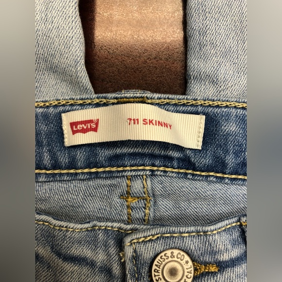 Girl’s Levi’s 711 Skinny Jeans Light Wash - Picture 4 of 7